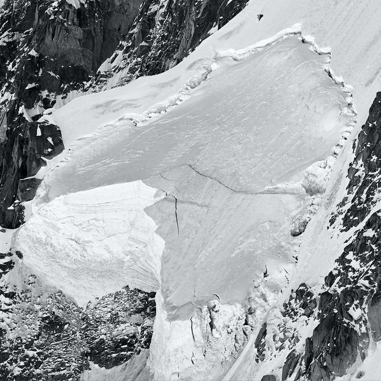 Foto en escala de grises de la montaña cubierta de nieve rompecabezas en línea