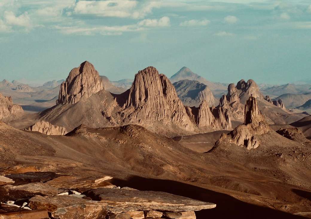 montagna rocciosa marrone sotto le nuvole bianche durante il giorno puzzle online