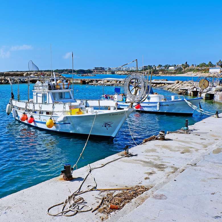 бяла и синя лодка на пристанището през деня онлайн пъзел
