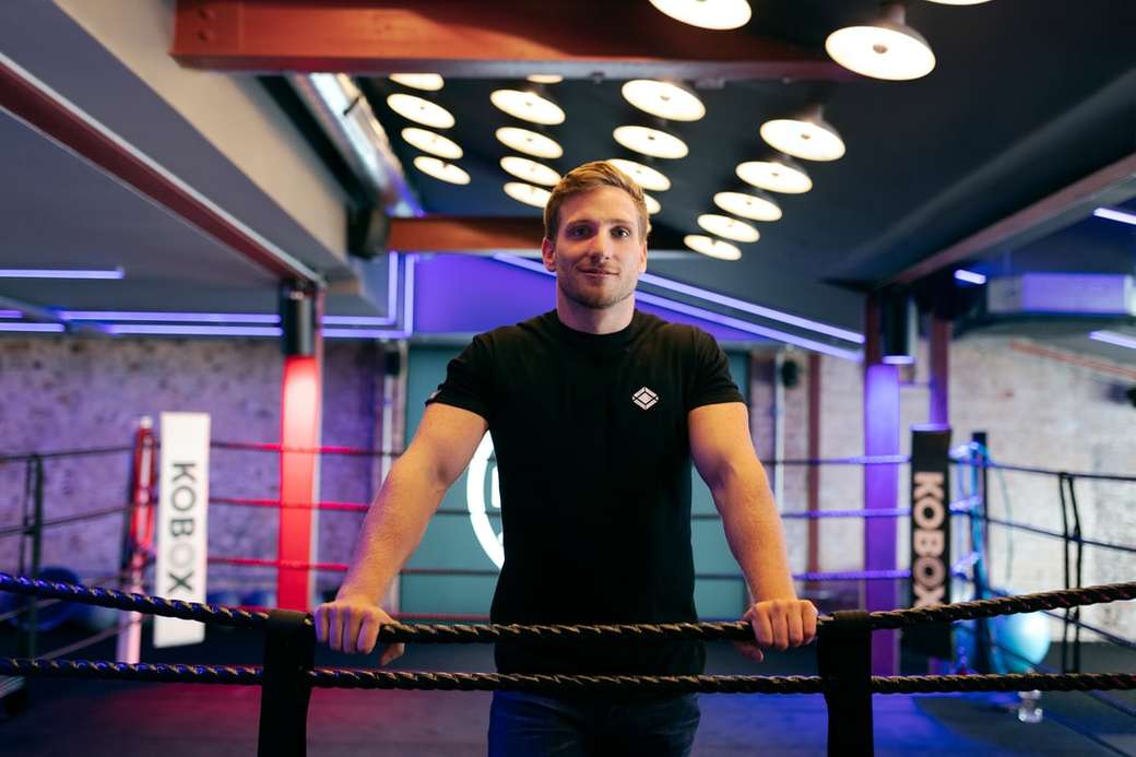Ingeniero masculino se encuentra en el ring de boxeo rompecabezas en línea