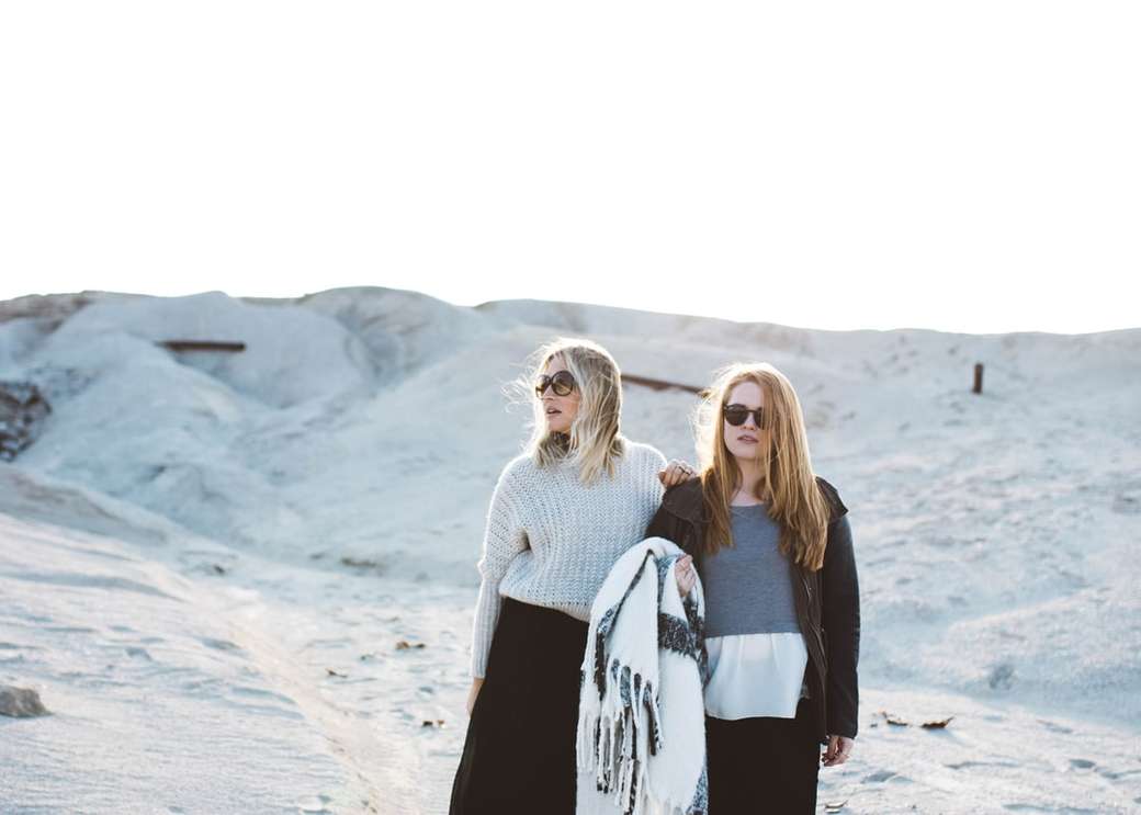 Máma a dcera na písečných dunách skládačky online