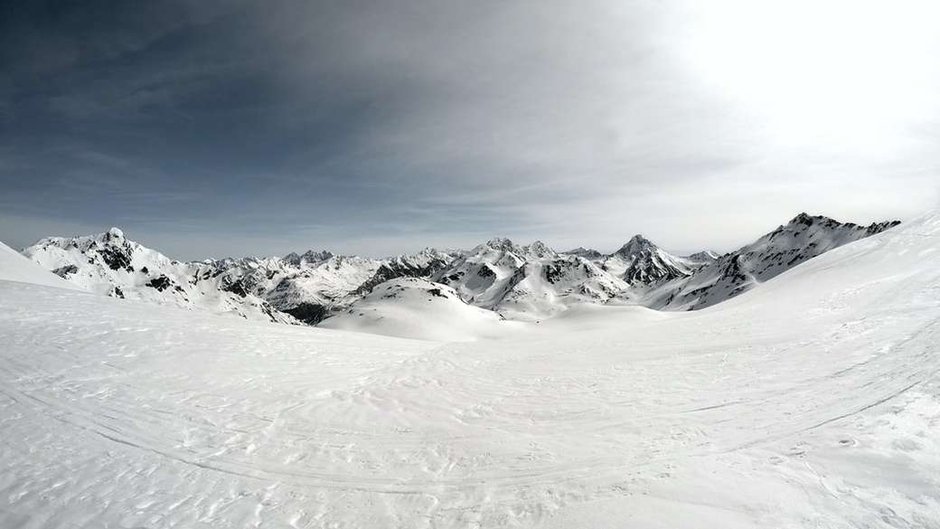 雪に覆われた山 ジグソーパズルオンライン