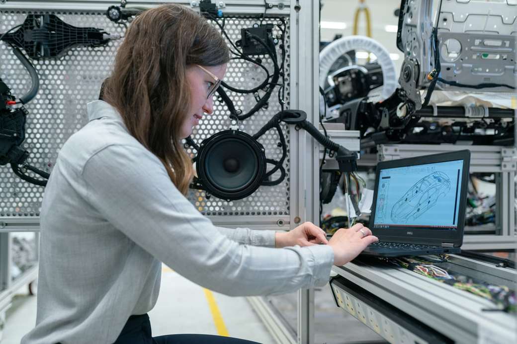 A női elektronikai mérnök járművizsgálatokat végez online puzzle