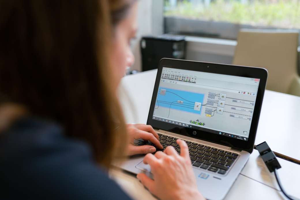 Frau im schwarzen Langarmhemd mit MacBook Pro Puzzlespiel online