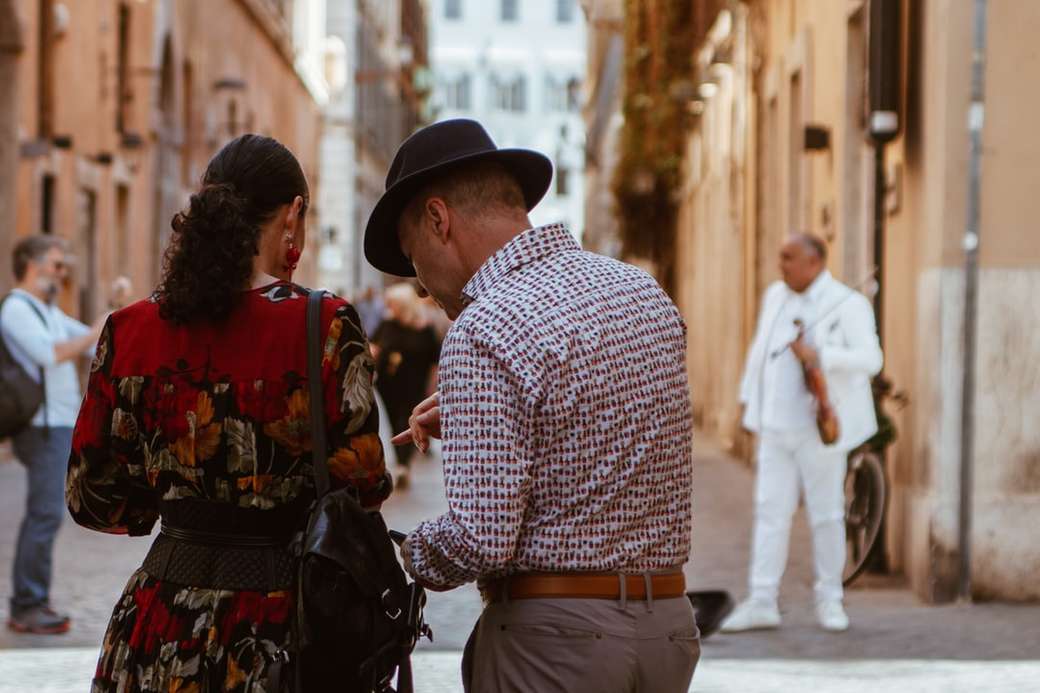 férfi fehér és szürke ruhás ingben a nő mellett online puzzle