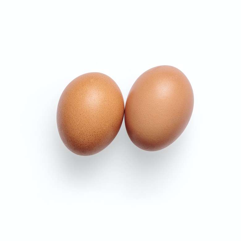 2 uova marroni su superficie bianca puzzle online