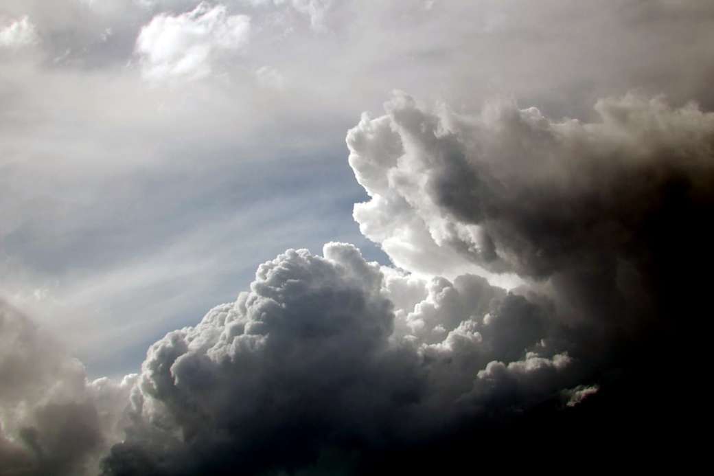 γκρίζα σύννεφα και μπλε ουρανός κατά τη διάρκεια της ημέρας παζλ online