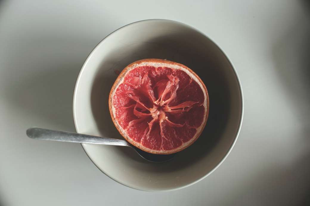 skivad grapefrukt i skål Pussel online