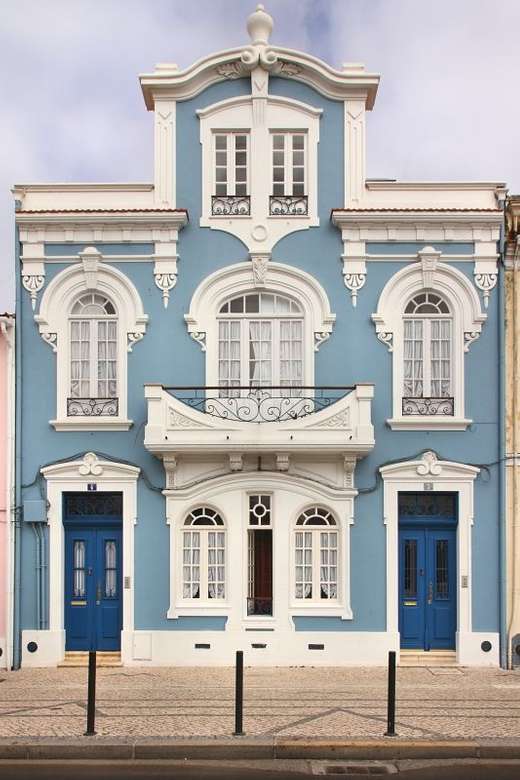 Синій багатоквартирний будинок пазл онлайн