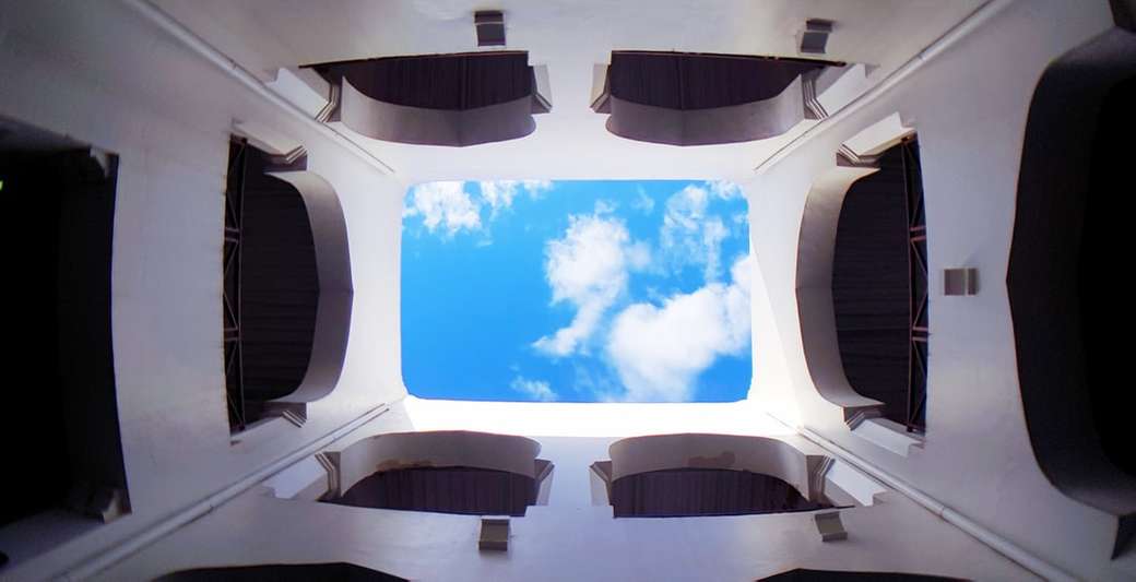 нискоъгълна фотография на интериора на сградата онлайн пъзел