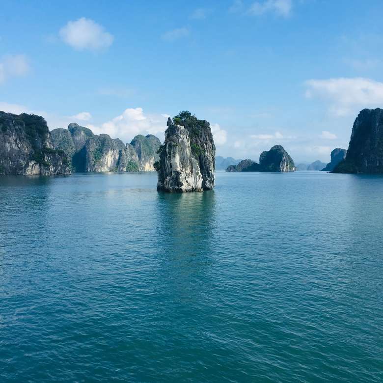 Sulla barca nella baia di Lan Ha, Vietnam. puzzle online