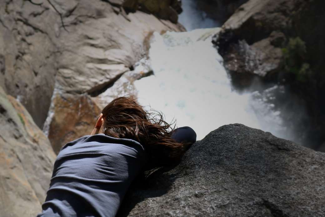 Simțind vântul în părul ei din căderea cascadei. jigsaw puzzle online