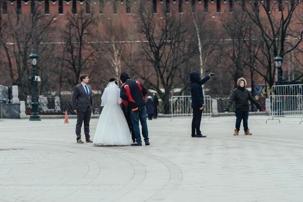 Wedding photographers in the streets of Moscow online puzzle