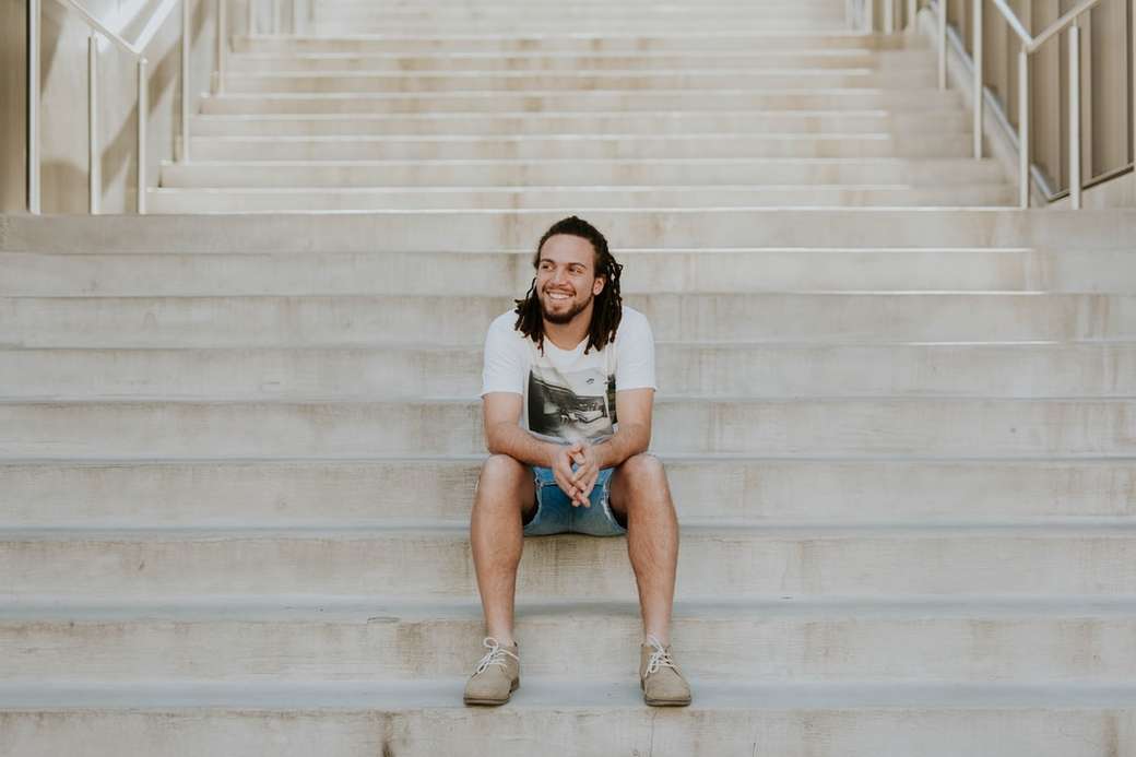 Muž s úsměvem na schodech online puzzle