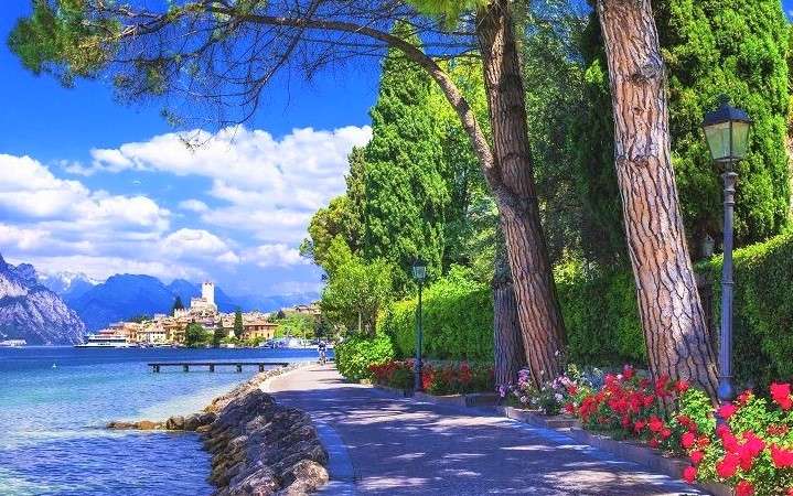Promenáda u jezera Garda. online puzzle