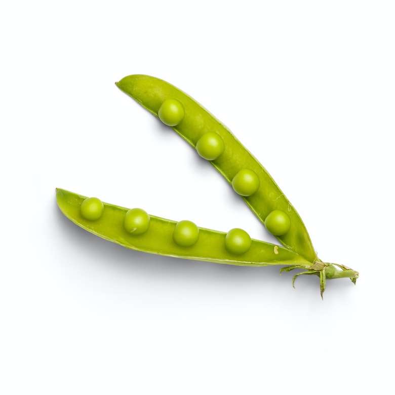 зелен пипер чили на бял фон онлайн пъзел