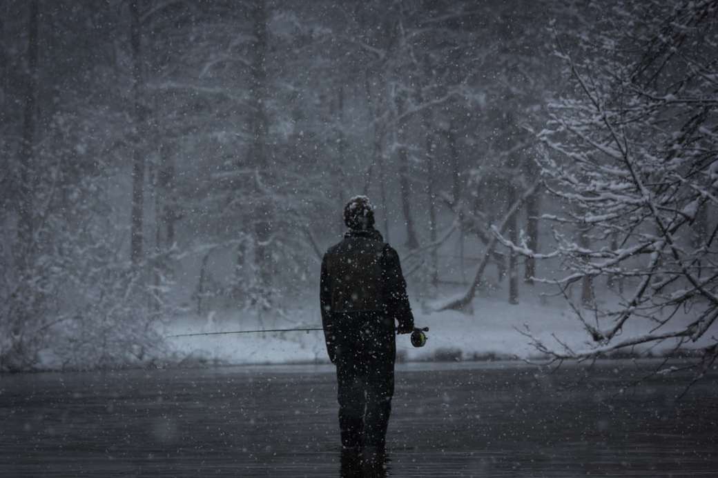 Fotografía en escala de grises del hombre pescando mientras nevaba rompecabezas en línea