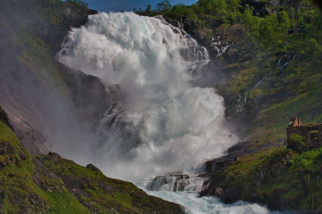 Cascada Kjosfossen rompecabezas en línea