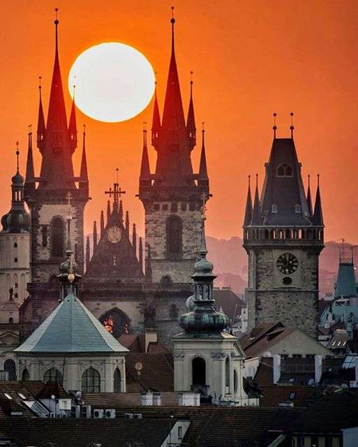 Tschechisches Prag bei Nacht. Puzzlespiel online