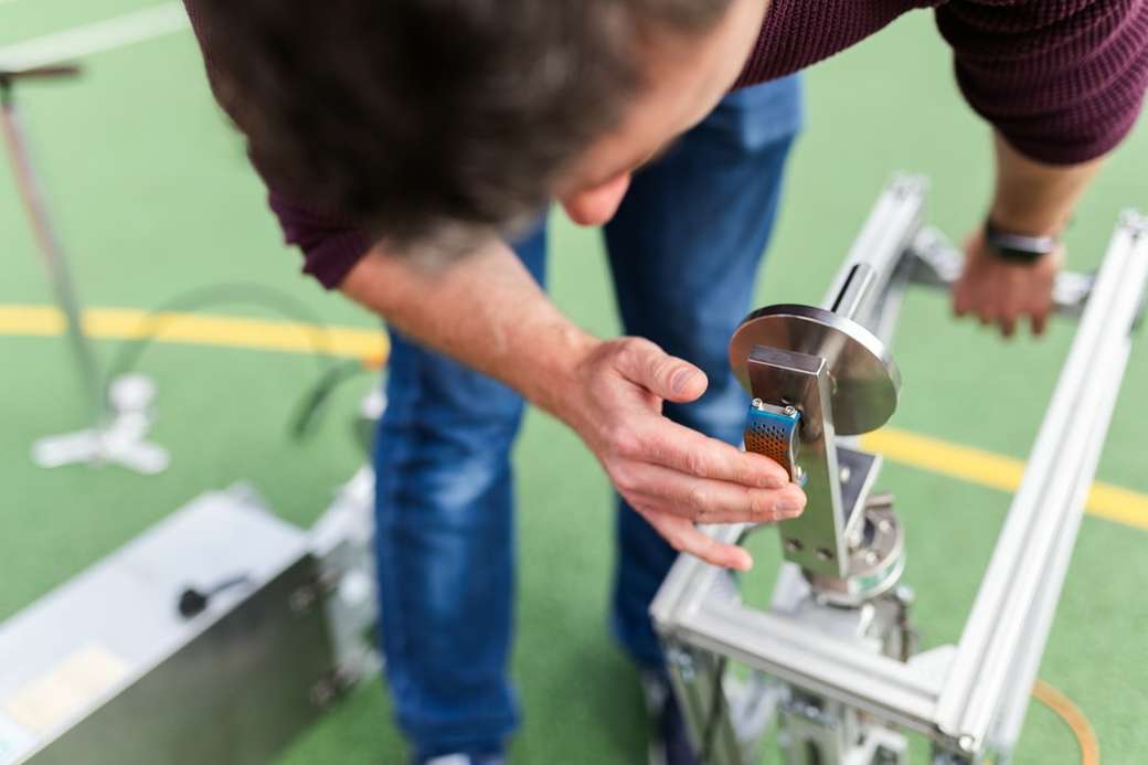 Un ingénieur sportif teste un équipement de tennis puzzle en ligne