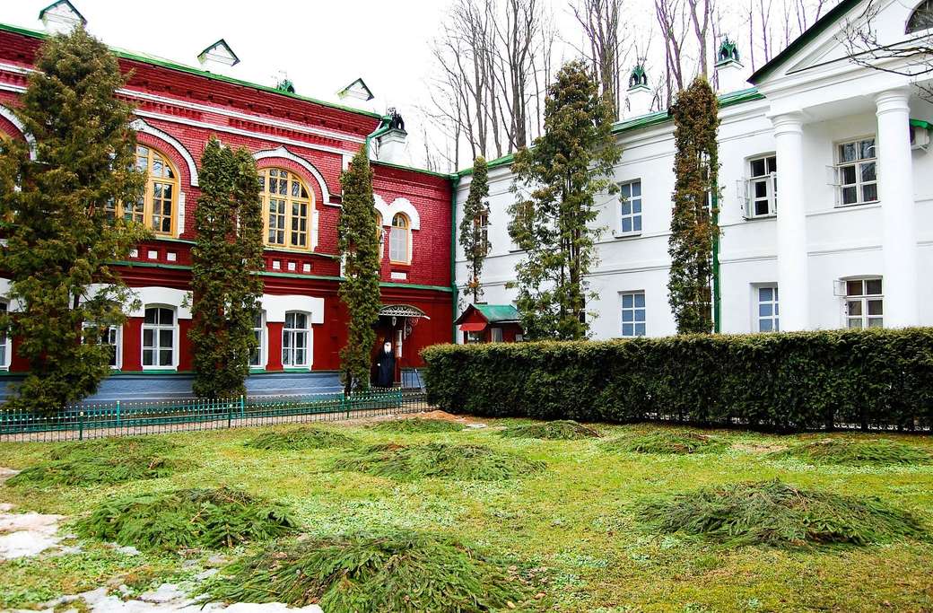 Сад Псково-Печерського монастиря онлайн пазл