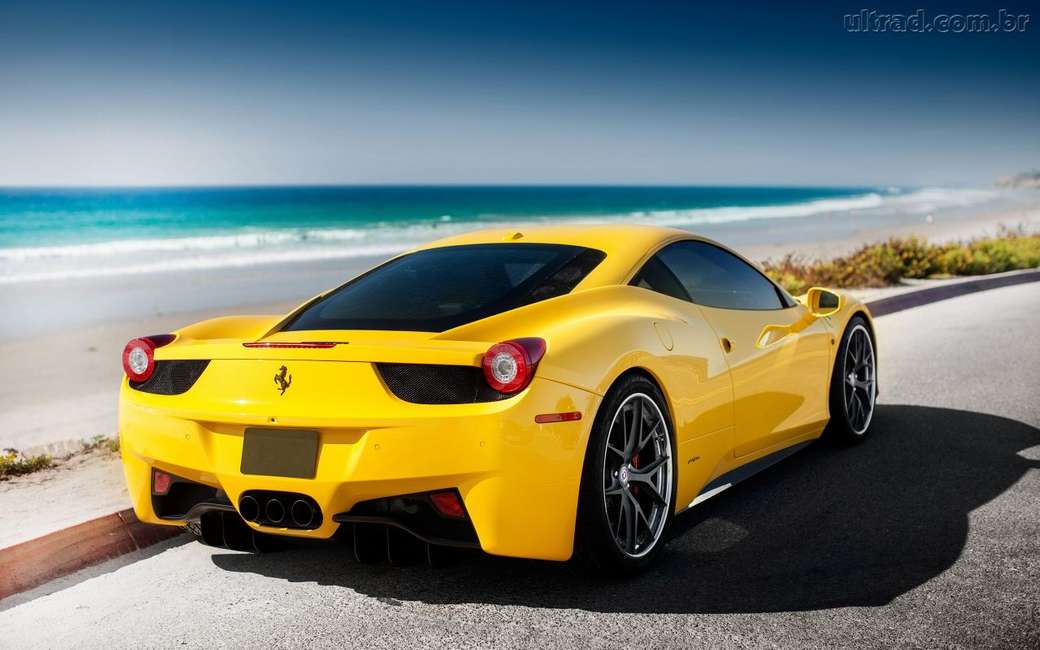 Gele Ferrari aan de kust legpuzzel online