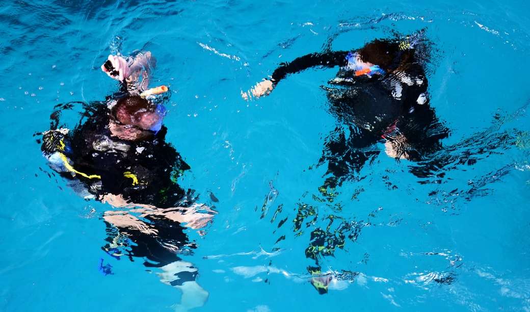две лица във водно тяло онлайн пъзел