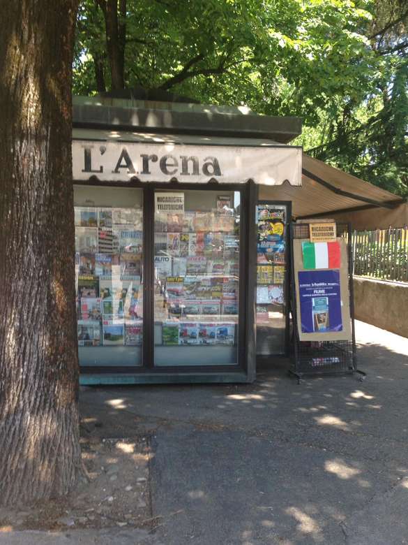 Zeitungskiosk der Stadt Verona Puzzlespiel online