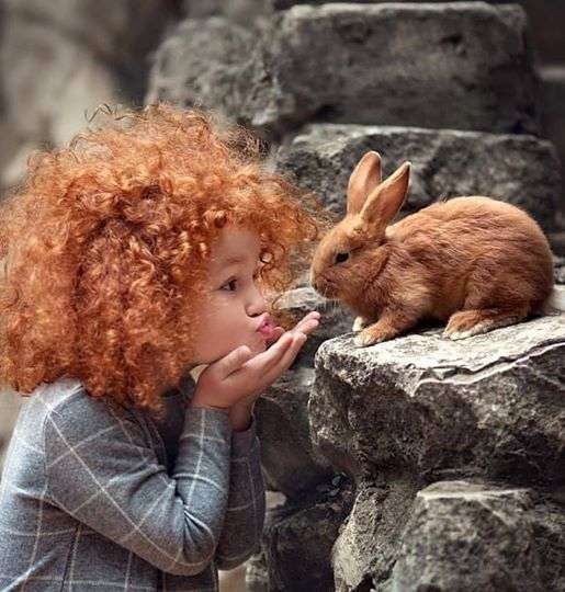 Кролик и девочка онлайн-пазл