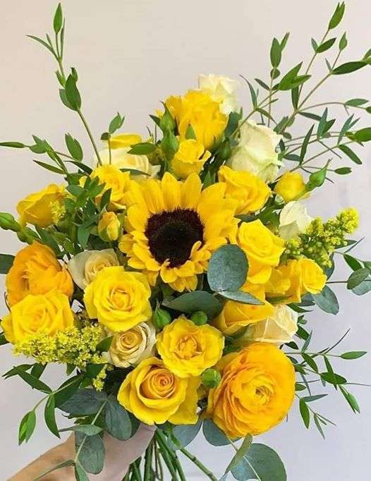 μπουκέτο με κίτρινα λουλούδια παζλ online