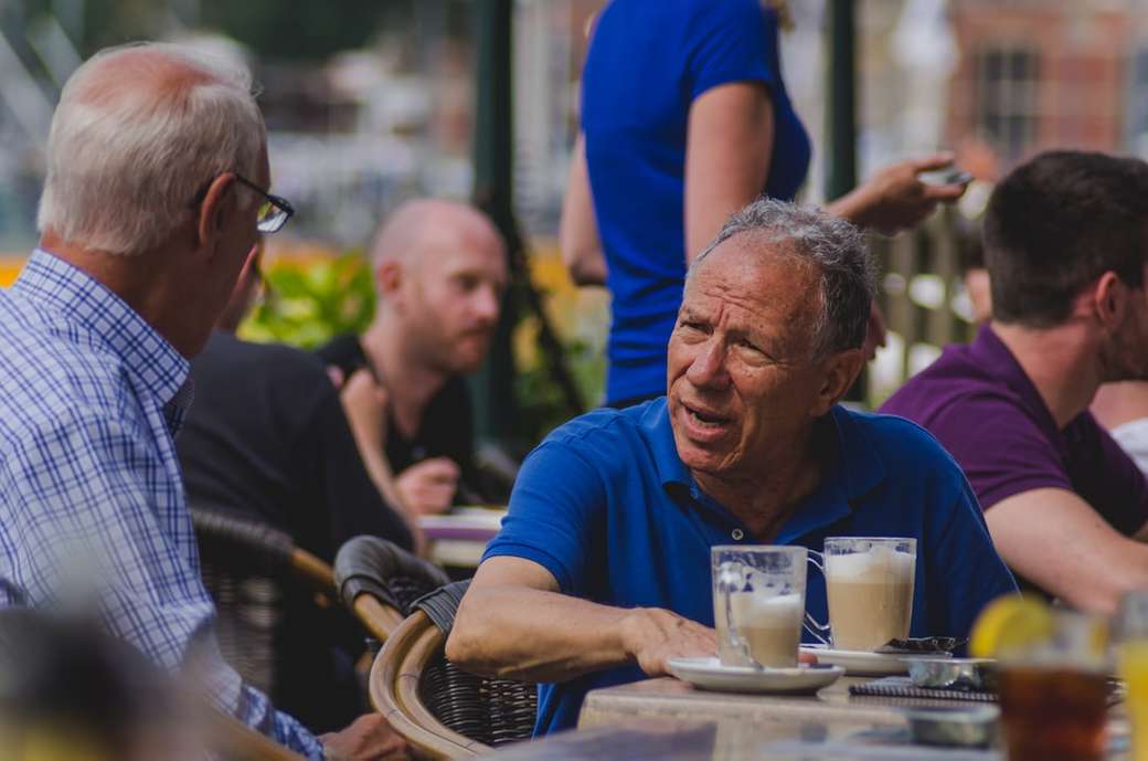 Dos tipos disfrutando de un café en las calles de Amsterdam. rompecabezas en línea