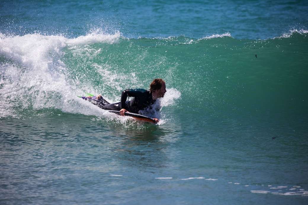 muž surfování na mořské vlně skládačky online