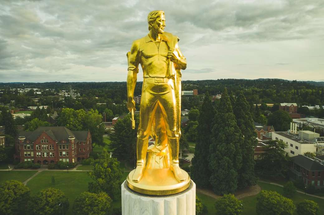 златна статуя онлайн пъзел