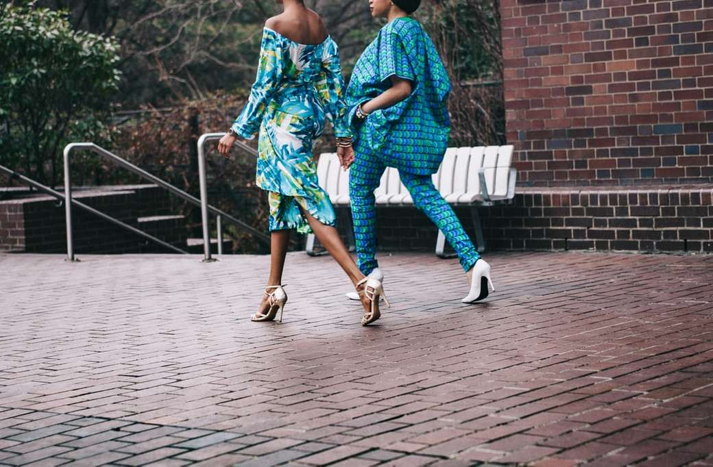 deux femmes en pantalon barboteuse bleu canard puzzle en ligne