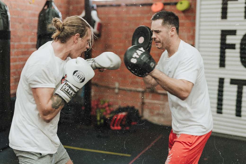 två män sparring inne i boxningsgymmet Pussel online