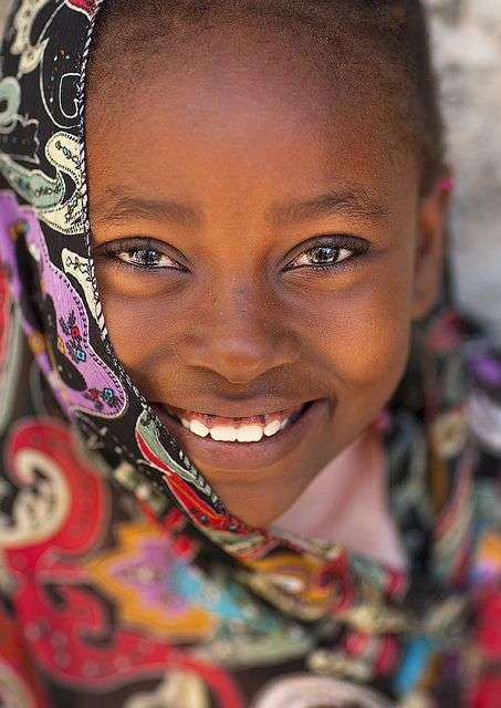 Portret van een schattig meisje in Lamu, Kenia legpuzzel online
