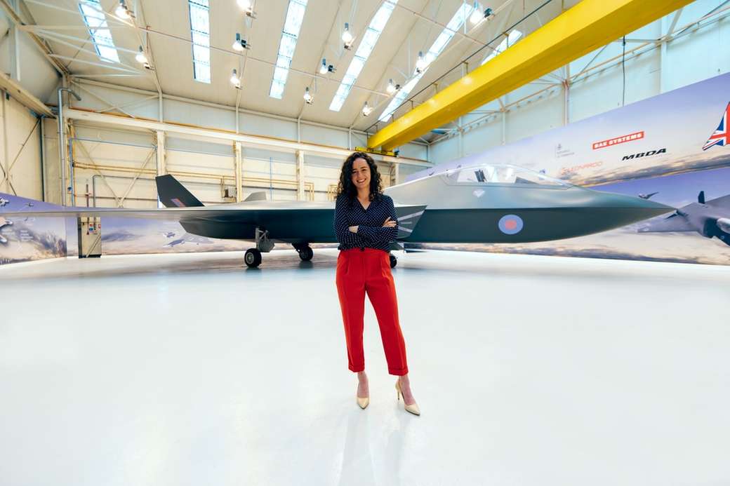 Weibliche Luft- und Raumfahrtingenieurin im Hangar mit dem Tempest-Flugzeug Online-Puzzle