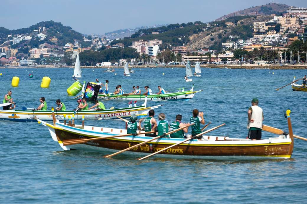 gruppo di persone in sella a una barca durante il giorno puzzle online