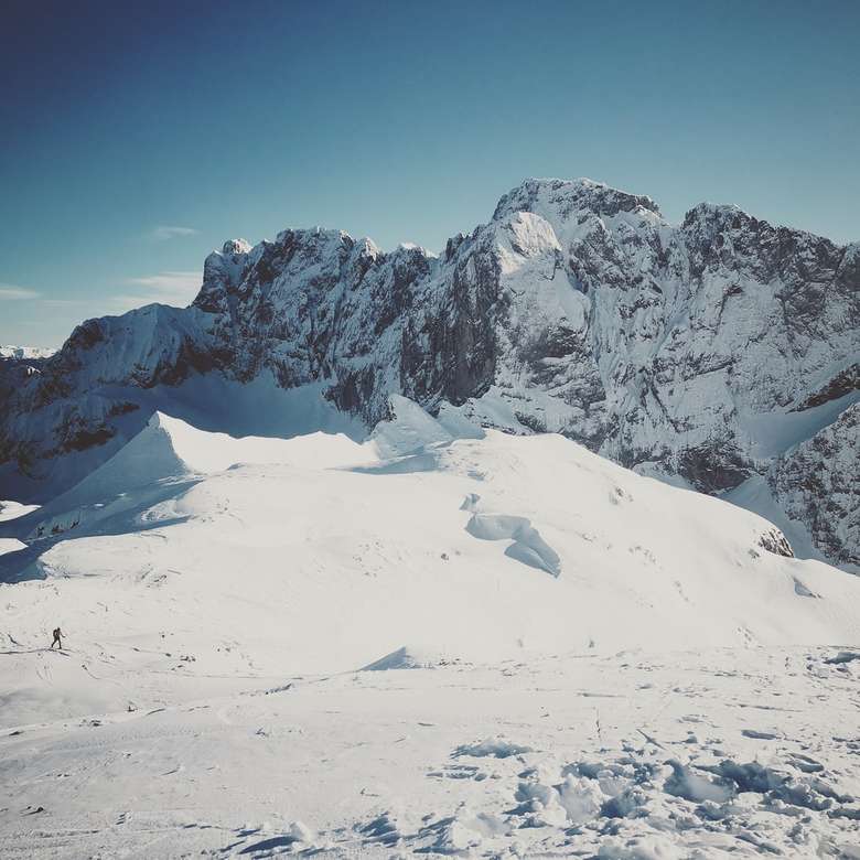montaña cubierta de nieve bajo un cielo azul durante el día rompecabezas en línea