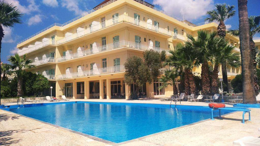 Řecko-Nea Makri-Hotel Nireus online puzzle