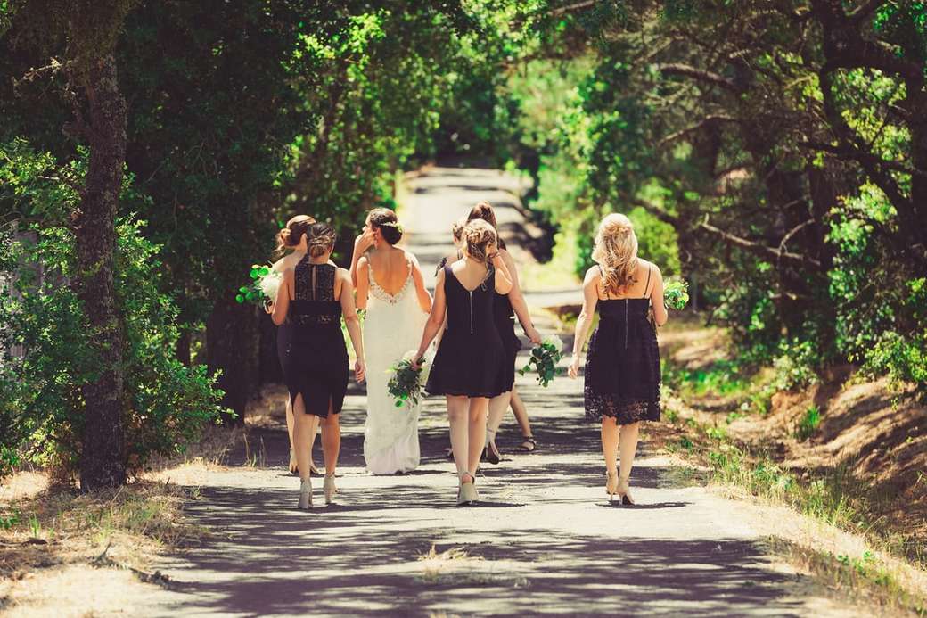 menyasszony és koszorúslány séta utcán zöld fák között online puzzle