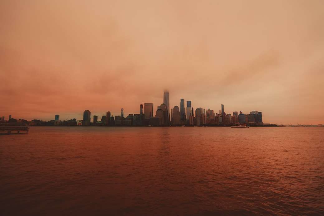 много небостъргачи на остров през мъгливия ден онлайн пъзел