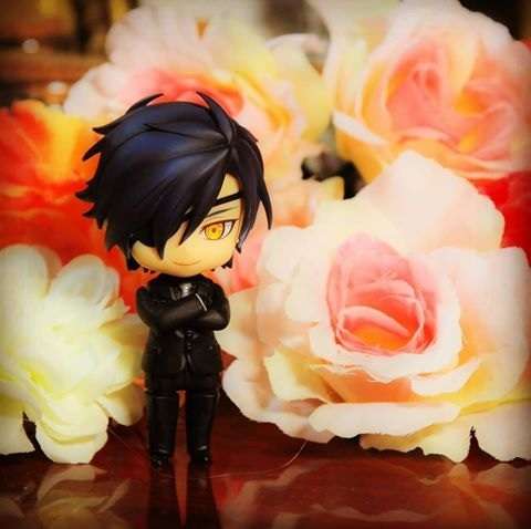 Mitsutada in the middle of the roses jigsaw puzzle online