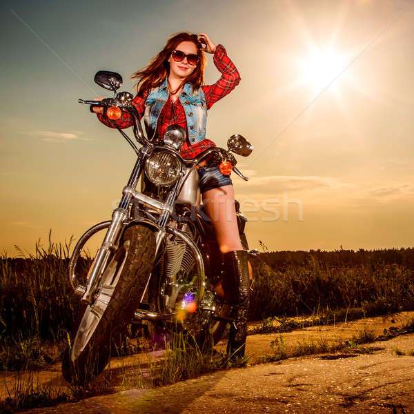 Motorkerékpár lány 1 kirakós online