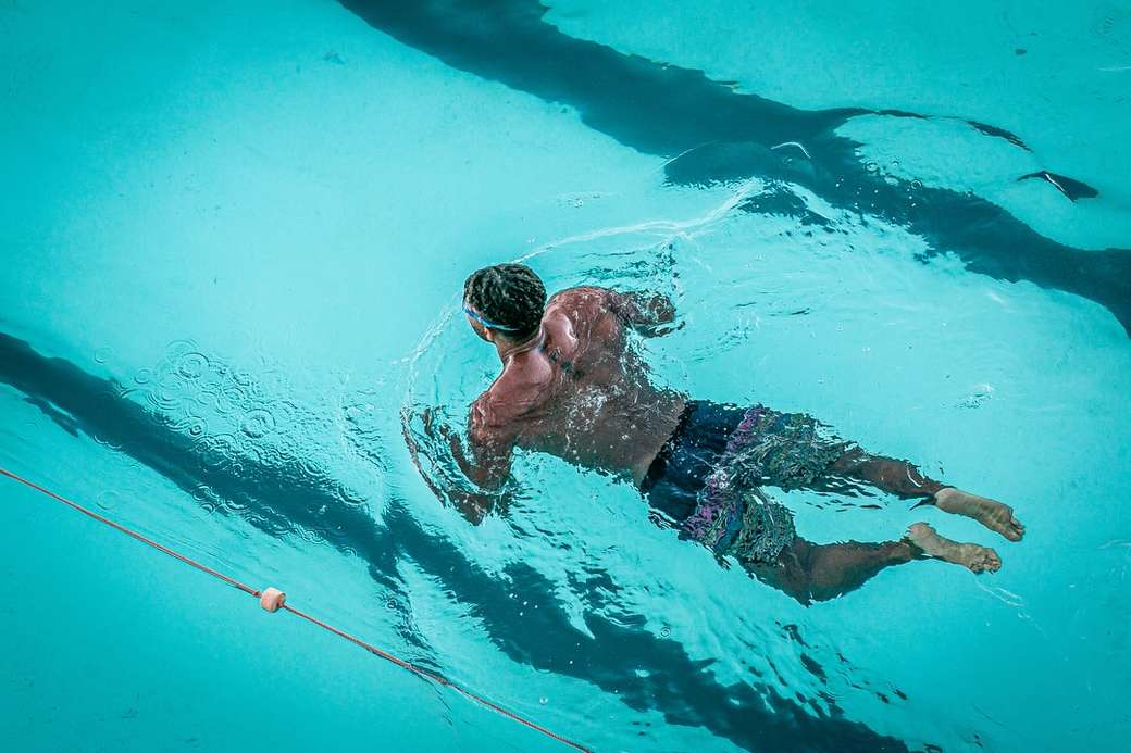 чоловік плаває в басейні онлайн пазл