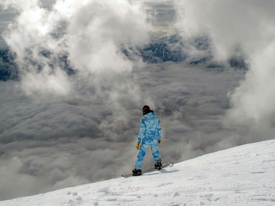 Snowboarder auf einem wolkigen Hügel Puzzlespiel online