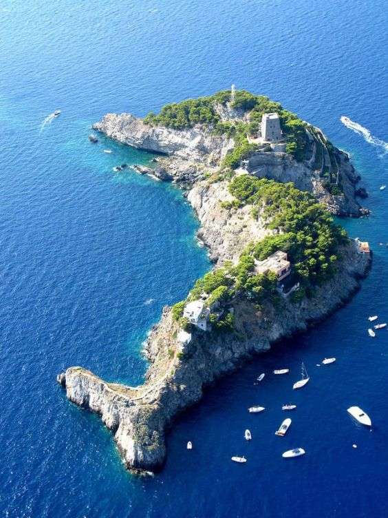 Ilha ao largo da costa de Amalfi, Itália. puzzle online