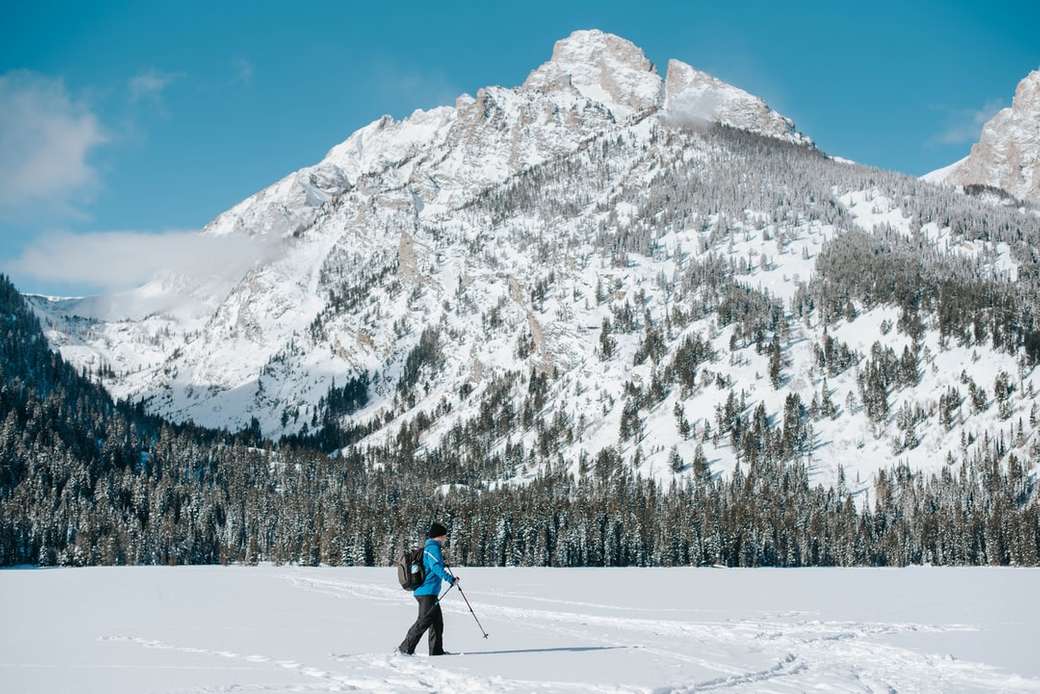 Чоловік ходить через замерзле озеро Таґґарт біля основи онлайн пазл