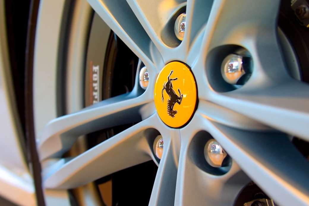 Колесо автомобіля Ferrari пазл онлайн
