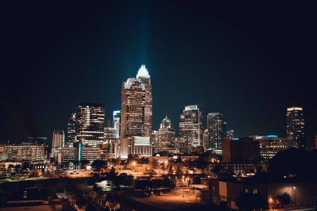 Uptown Charlotte, NC di notte. puzzle online